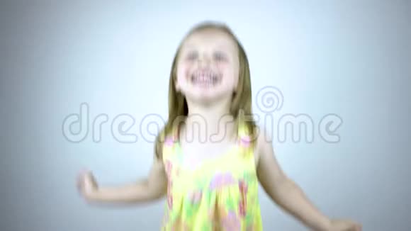 一个三岁的小女孩在镜头前玩得很开心视频的预览图