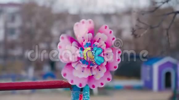 幼儿园里有趣的旋转玩具蜜蜂视频的预览图