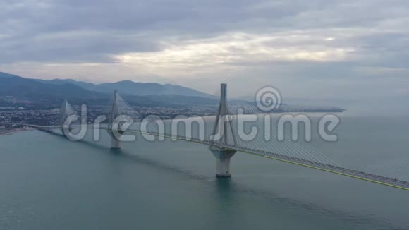 在云层天气下在希腊的长斜拉里约桥的空中观景台渡轮站视频的预览图