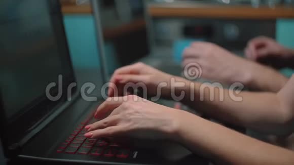 笔记本电脑上自由职业程序员的特写繁忙的创意网页设计师正在输入程序代码同时在o视频的预览图