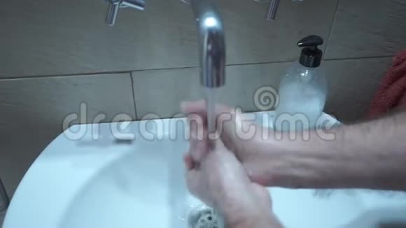 那个人在浴室里用液体肥皂洗手冠状病毒概念视频的预览图