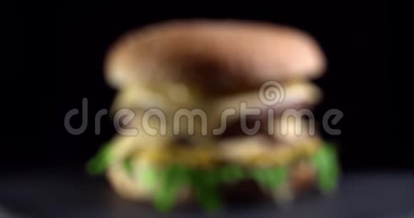 在黑色背景上旋转汉堡视频的预览图