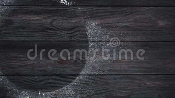 背景木制的灰色木板洒满面粉里面有一个空的圆圈上景摄像机从右向左移动4k视频的预览图