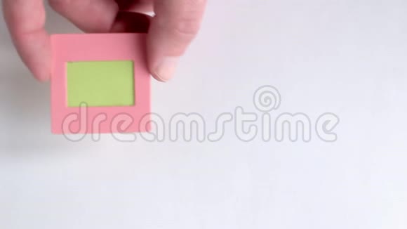 幻灯片胶片35毫米在粉红色纸框铬系视频的预览图