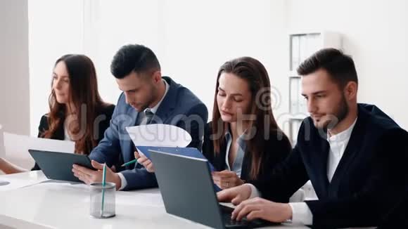 在工作场所工作的商业人士坐在一起视频的预览图