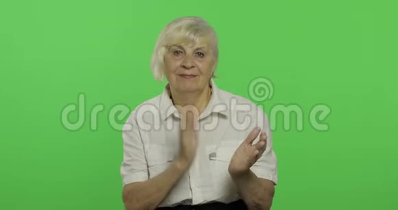 一位老妇人拍手老漂亮的祖母铬键视频的预览图