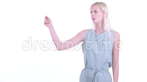 一个年轻的金发女郎用手指轻拍竖起大拇指视频的预览图