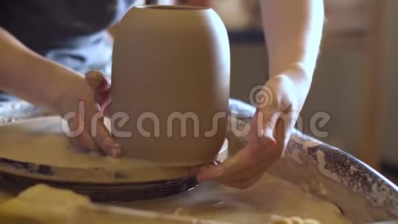 波特正在做一个波特轮子做花瓶掌握加工成型的罐子使其形状正确视频的预览图