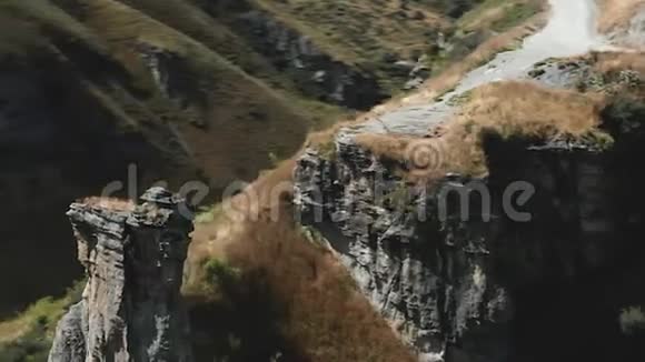 新西兰滑雪者峡谷多利变焦岩层视频的预览图