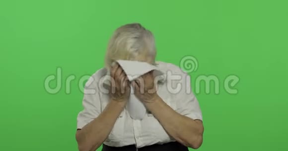 一位老妇人打喷嚏感冒了老奶奶铬键视频的预览图