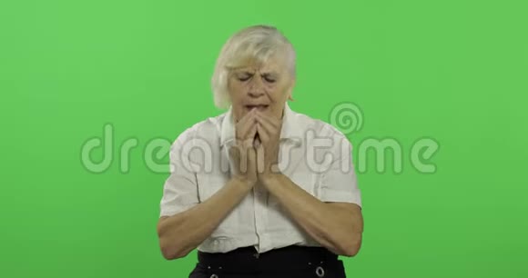 一位老妇人哭了穿着白色衬衫的高级漂亮祖母铬键视频的预览图