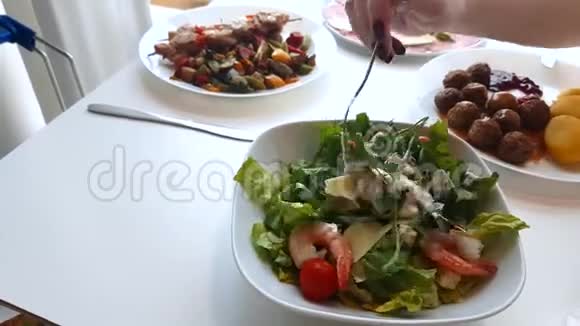 食物概念女孩调料虾沙拉和吃它视频的预览图