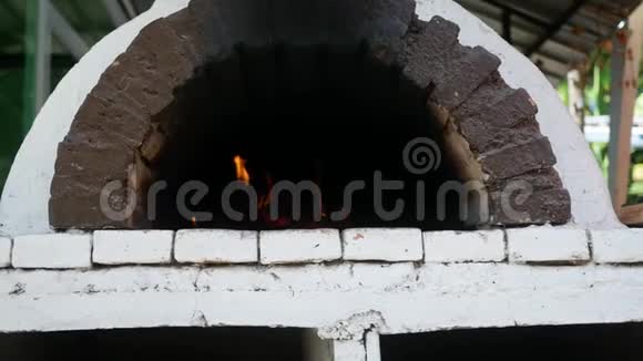 一种传统的粘土烤箱用于烹饪和烘焙比萨饼背景是木火焰视频的预览图