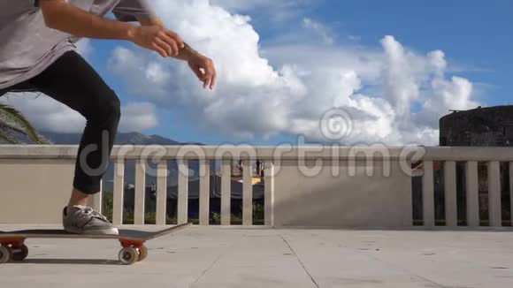 在慢动作跳跃中让滑板运动员做360踢脚滑滑梯翻转动作视频的预览图