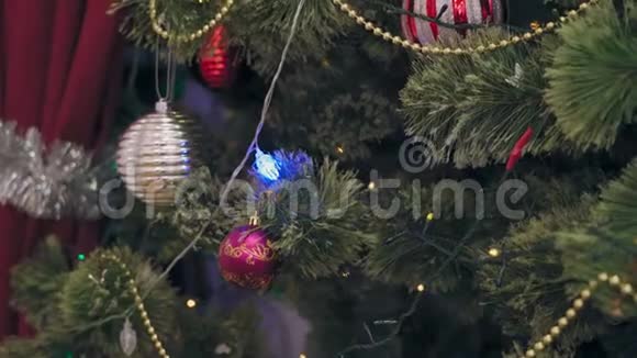 用花环装饰的圣诞树视频的预览图