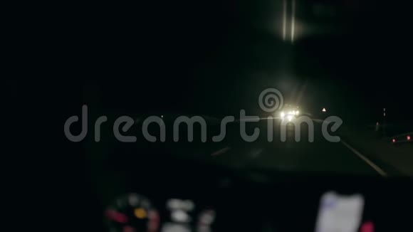 从车里拍的视频冬天司机晚上开车迎面而来的汽车亮着前灯视频的预览图