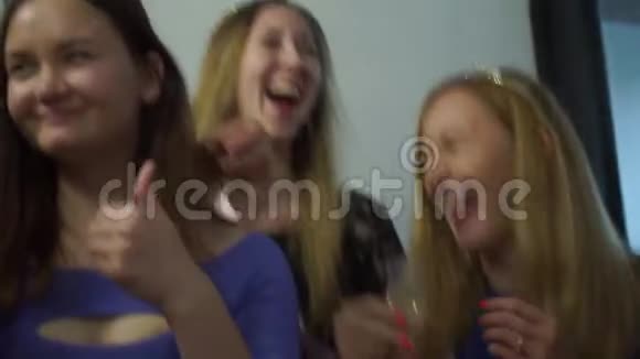 一群喝醉的女孩在俱乐部聚会上喝香槟视频的预览图