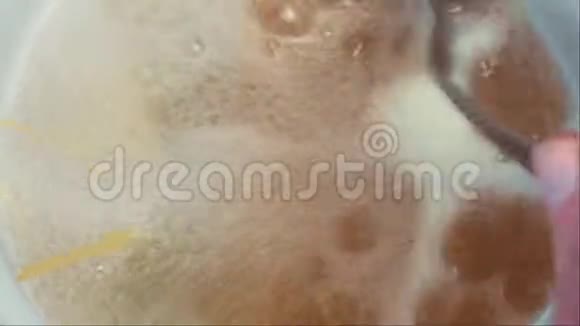 通心粉和意大利面是在水中的平底锅里煮的视频的预览图