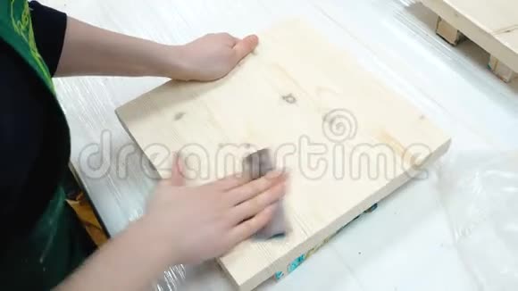 妇女用砂纸清理木板视频的预览图
