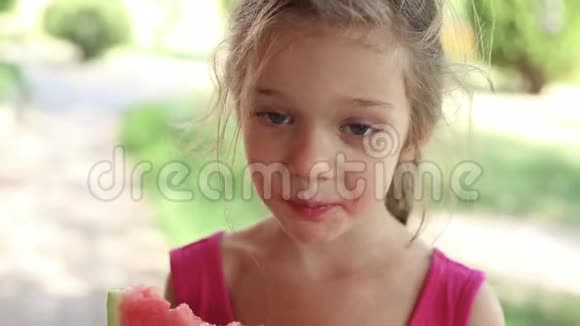 小女孩吃西瓜视频的预览图