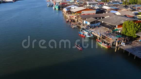 鸟瞰泰国红树林社区的风景一座建筑一艘船近桥和海角热带视频的预览图