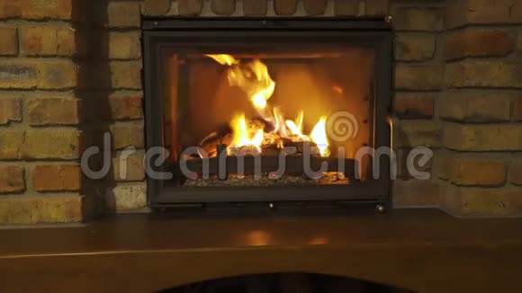 燃烧的壁炉石壁炉里的一团炽热的火在夜晚取暖视频的预览图