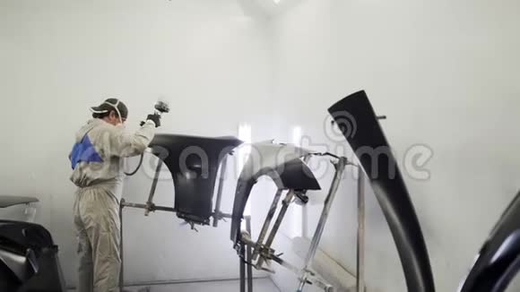 汽车服务喷漆室油漆工程男工视频的预览图