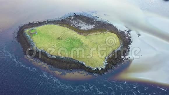 位于爱尔兰多戈尔郡的莱特马卡瓦德和波尔图之间海岸的心形岛屿视频的预览图