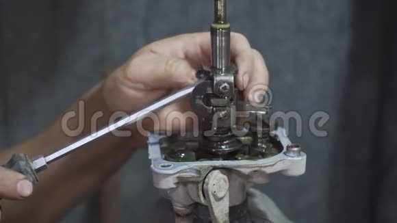 机械修理汽车悬架部分视频的预览图