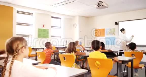学生们在教室里举手视频的预览图
