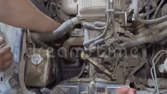 一位经验丰富的机械师正在修理汽车特写镜头下的东西视频的预览图