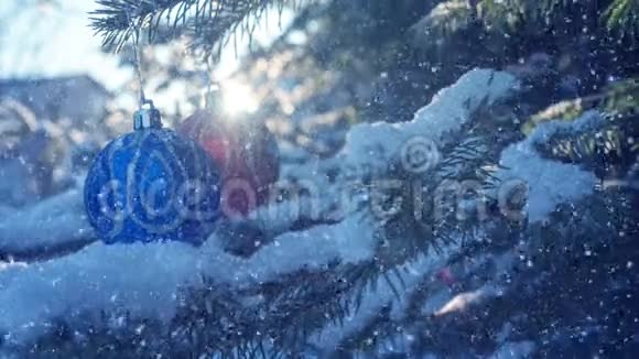 圣诞树上的圣诞装饰降雪节日装饰视频的预览图