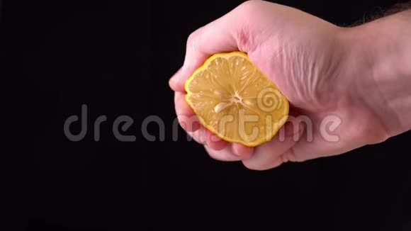 柠檬的特写手捏柠檬汁视频的预览图