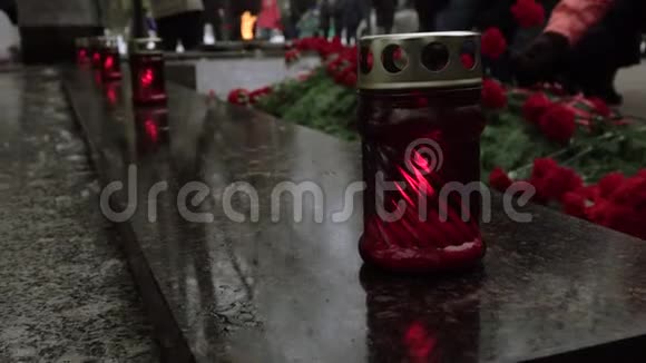 纪念碑上有火的红灯战争受害者纪念碑视频的预览图
