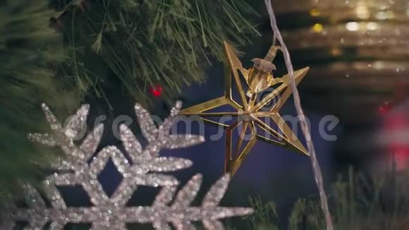 用花环装饰的圣诞树特写视频的预览图