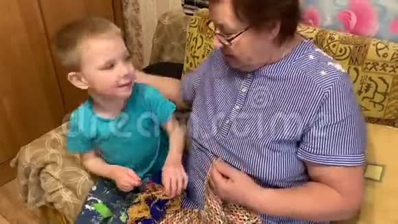 孙子帮奶奶织一条漂亮的围巾视频的预览图