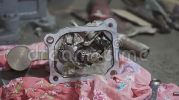 机械师修理汽车特写的悬挂部分视频的预览图