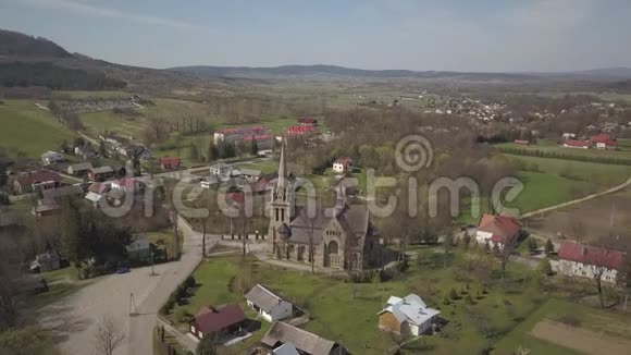 波兰西克林2019年4月9日欧洲一个小村庄的全景中心是一个基督教天主教会绿色农场视频的预览图
