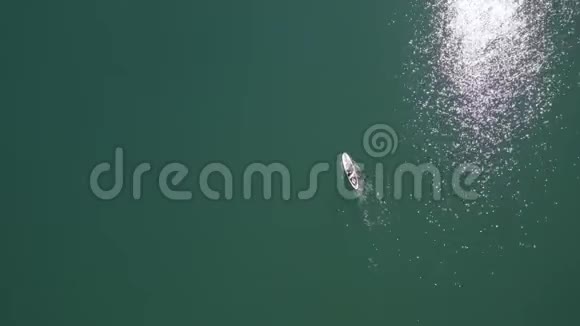 从上面看宁静的蔚蓝海冲浪板漂浮在平静的水面上晴天视频的预览图