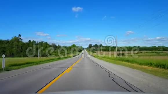 在暑假期间驾驶乡村乡村沿着美丽的阳光乡村道路的司机视角视频的预览图