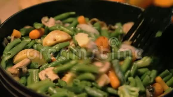 串豆与蘑菇西兰花胡萝卜炒带铲的视频的预览图