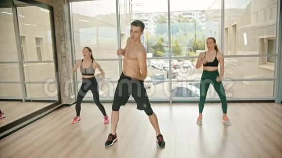 工作室的健身训练两名年轻女子与教练一起训练当场跳跃表演耐力视频的预览图