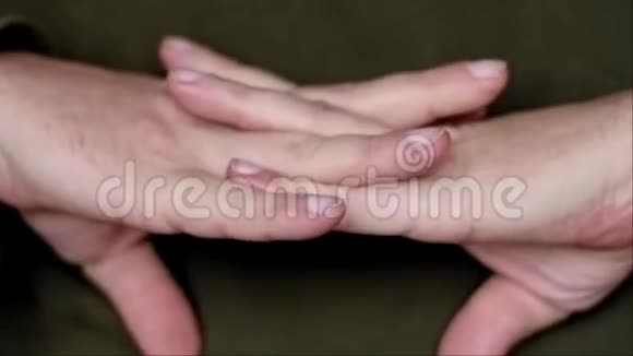那个关心他的人用他的手摩擦和交叉的手指做手势视频的预览图