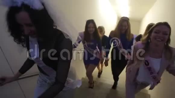 新娘去参加单身派对视频的预览图