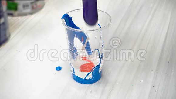 塑料杯中丙烯酸涂料混合视频视频的预览图