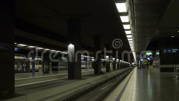 现代化火车站人车动态1080p高清视频的预览图