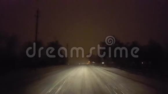 运动夜间在乡村道路雪雪中驾驶司机视角POV厚重暴风雪视频的预览图