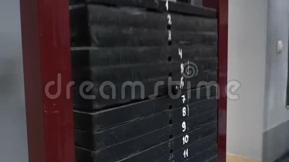 健身房内有笨重运动积木的训练师的录像视频的预览图