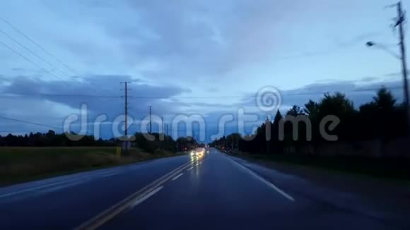道路运动推动城市街道进入乡村道路司机视角POV从城市灯光到视频的预览图