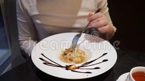 在咖啡馆里吃意大利面的年轻女人关门视频的预览图